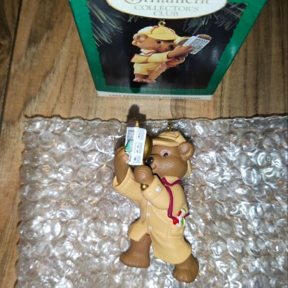 Hallmark Keepsake Detective Bear 1994 Holiday Pursuit Collector's Club Ornament - Picture 4 of 7